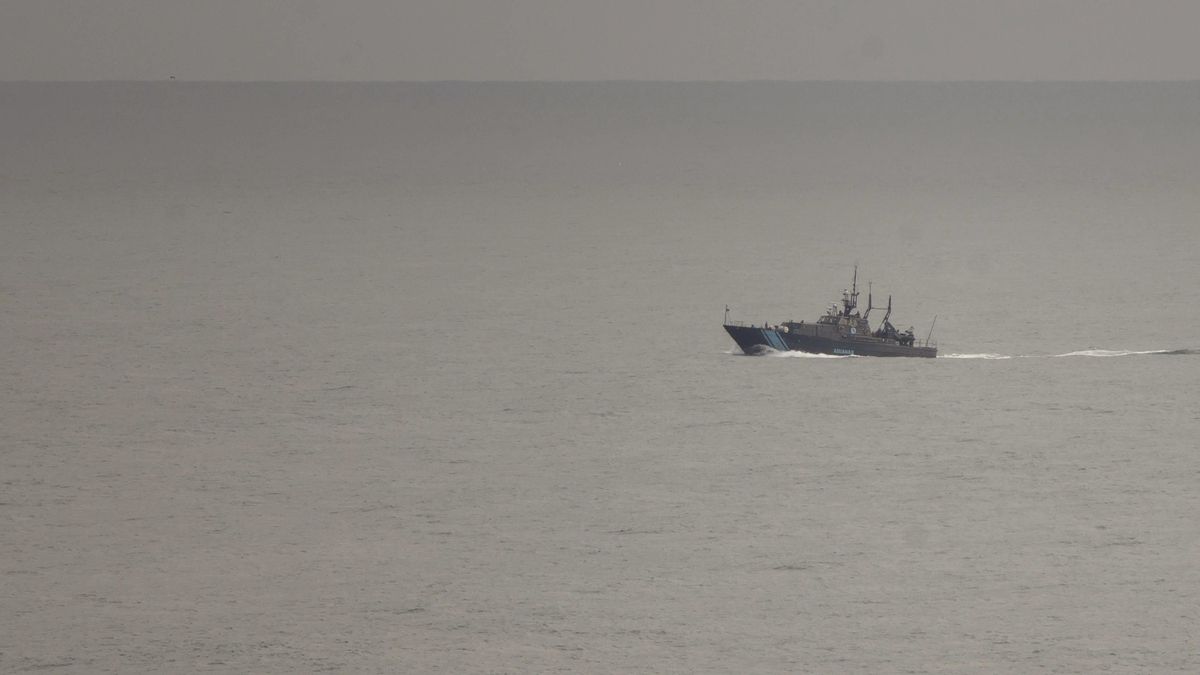 Parte del operativo de búsqueda de un tripulante desaparecido tras el naufragio de un pesquero frente a la costa de Santander, en cabo Mayor.