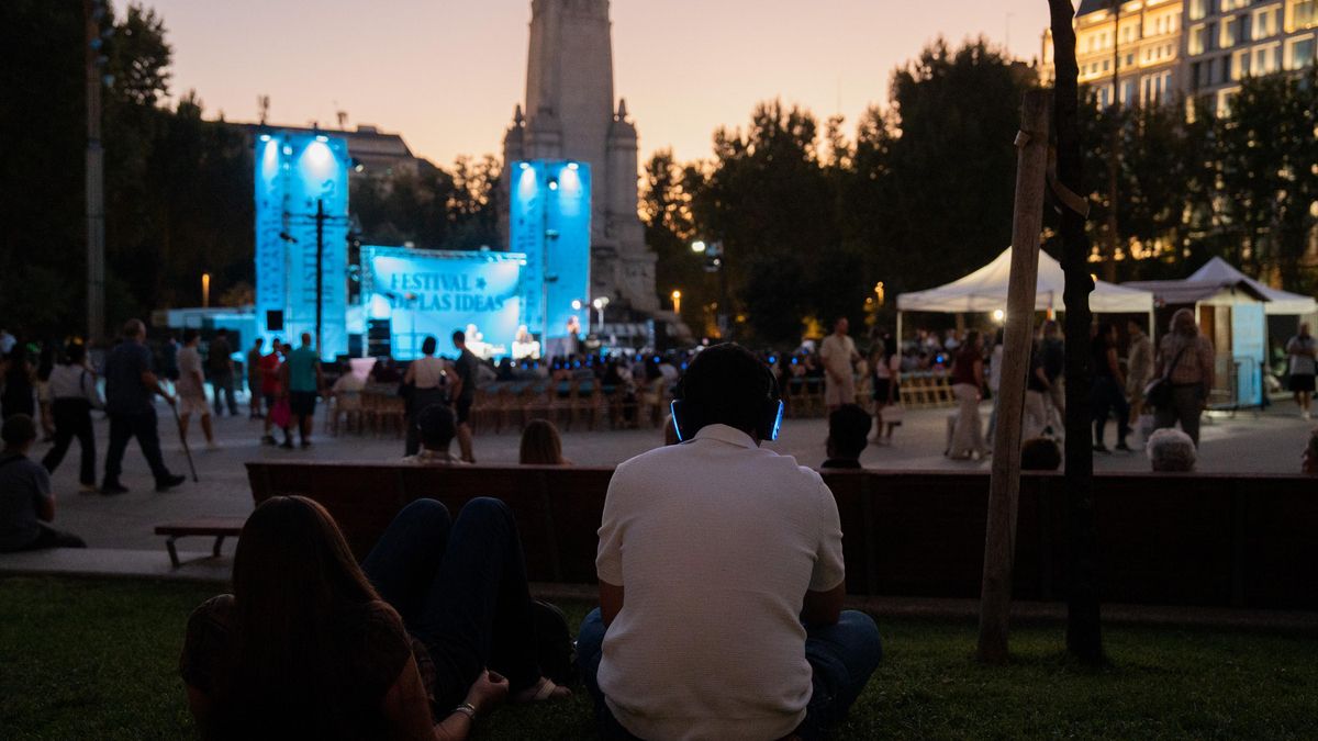 Un asistente escucha la traducción simultánea de la entrevista a Mark Coeckelbergh, en el Festival de las Ideas