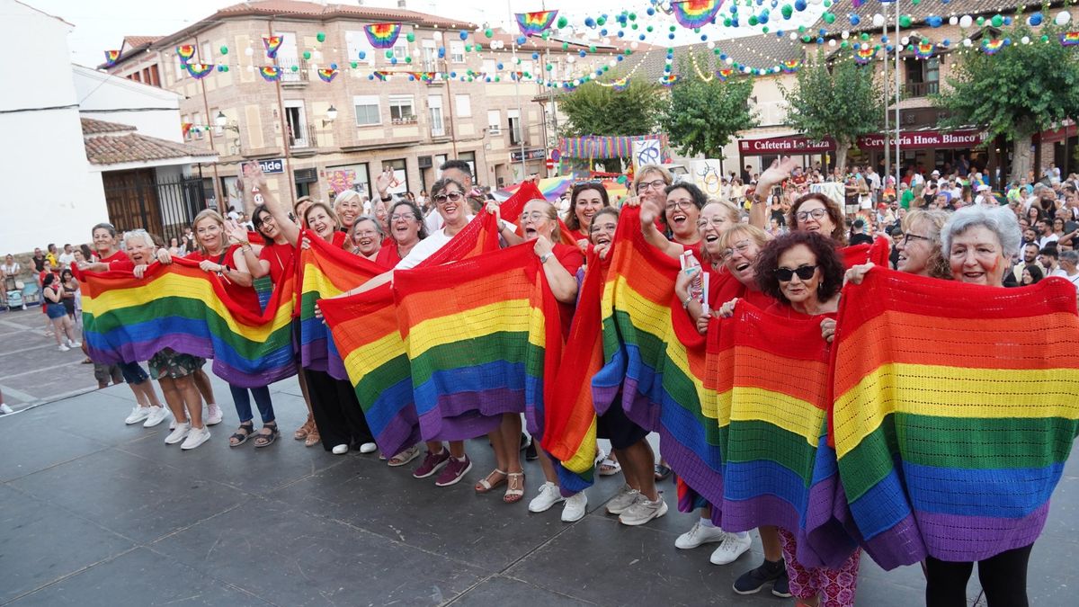 Mujeres tejedoras portan la bandera de ganchillo de 30 metros, en el Orgullo 2026 de Cazalegas (Toledo)
