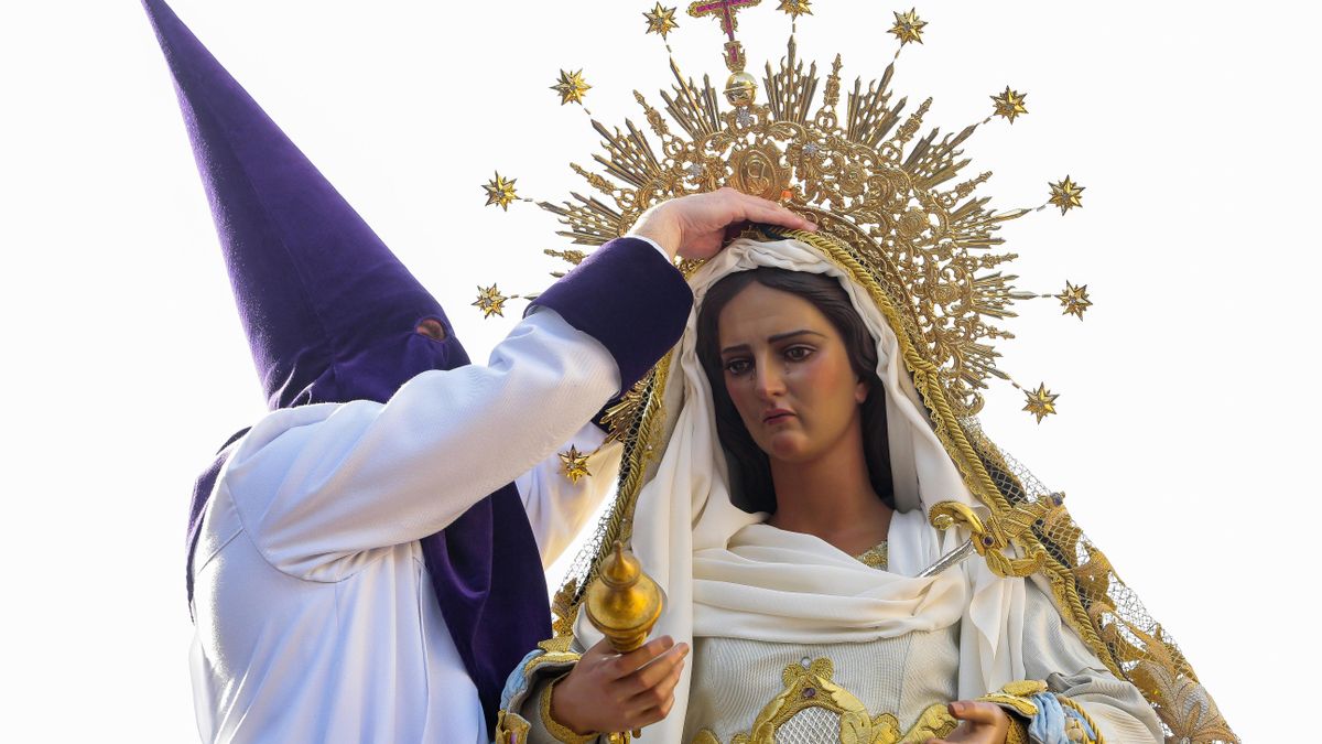 León viste de blanco y corona a la Virgen en la última procesión de su Semana Santa, la del Encuentro