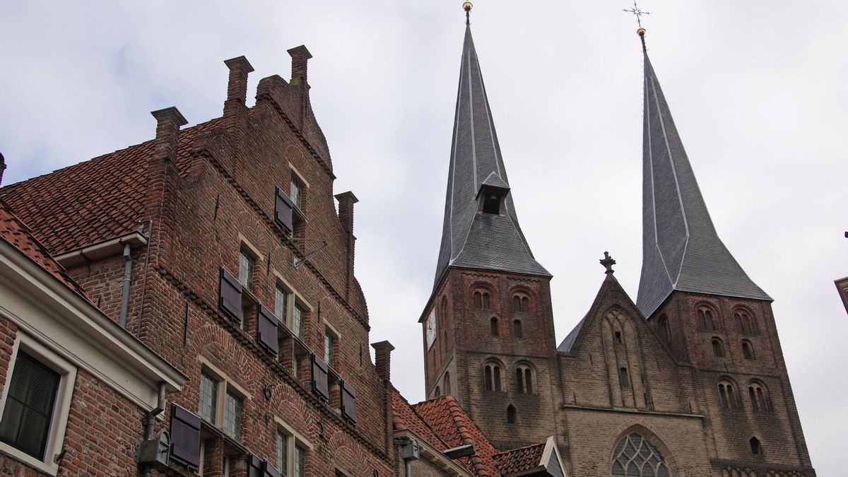 La Iglesia de San Nicolás desde la calle Bergstraat.