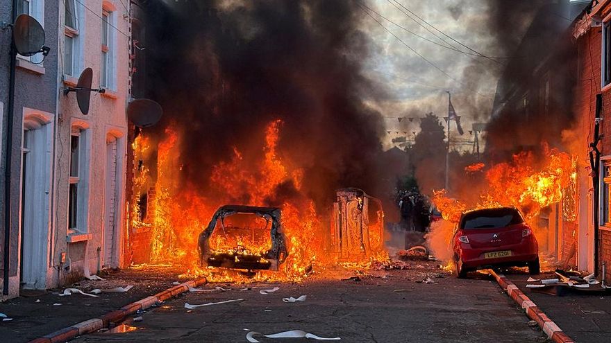 "Hay niñas pequeñas dentro": pánico en las calles de Belfast por los disturbios agitados por la extrema derecha