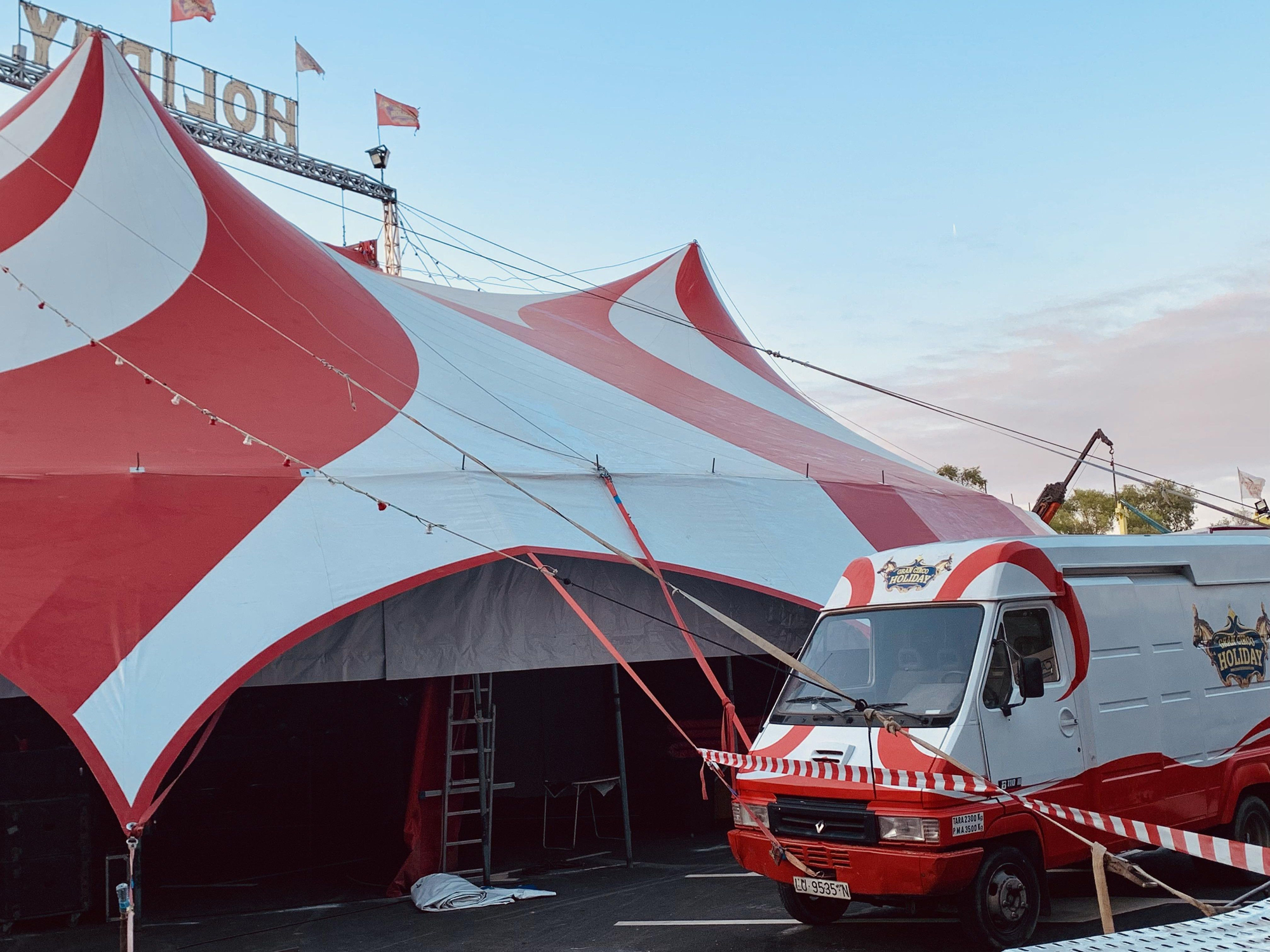 Montaje de la carpa del circo Holiday