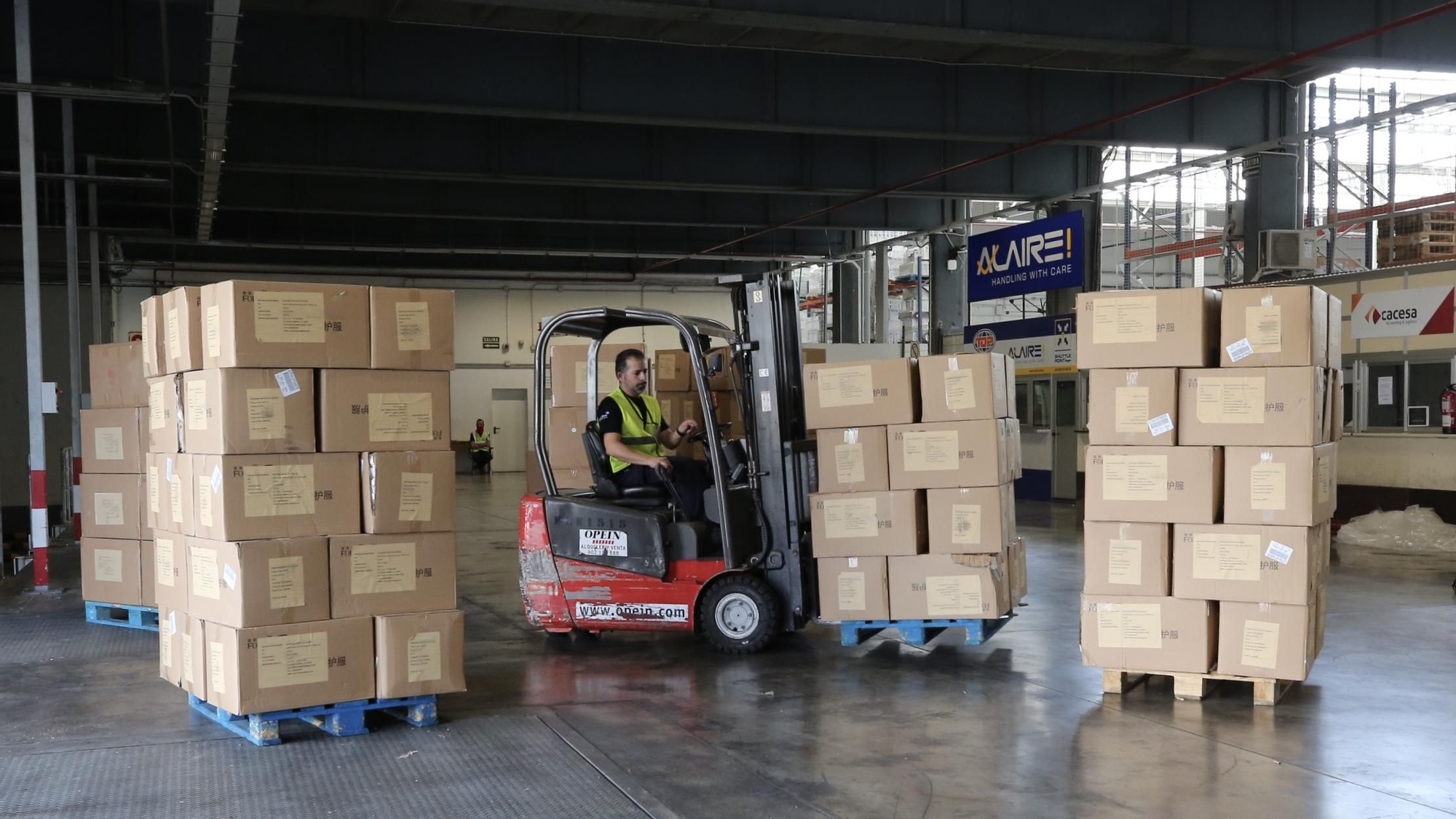 Recogida del material sanitario de un avión procedente de China en Gran Canaria (Alejandro Ramos)