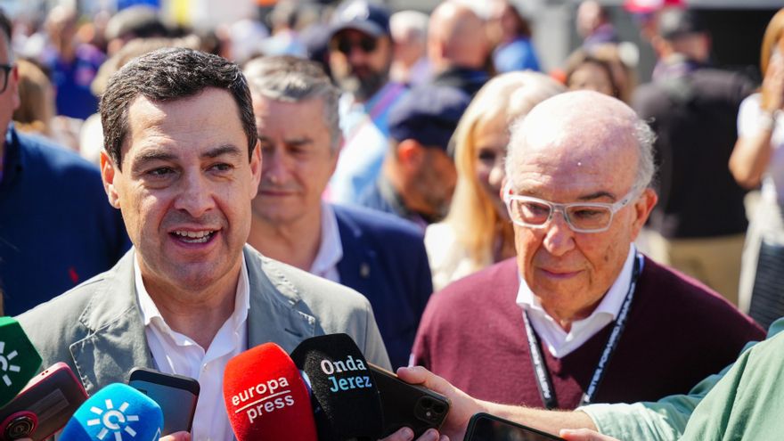 El presidente de la Junta de Andalucía, Juanma Moreno, atiende a los medios durante Gran Premio de España de Motociclismo.