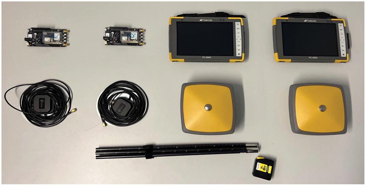Configuração do experimento GNSS: Esta figura mostra a configuração experimental com receptores (linha superior: C099-F9P U-blox, Topcon HiPer VR) e antenas associadas (linha inferior: U-blox ANN-MB-00, Antena Universal Tracking Link).