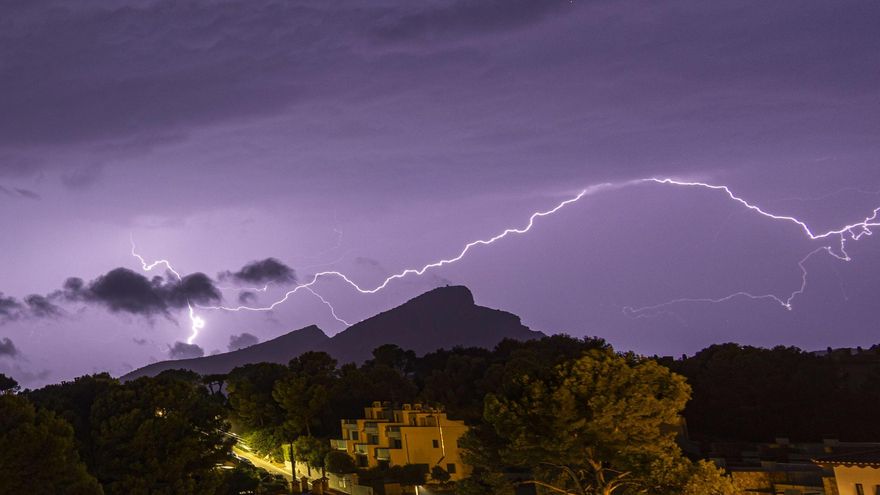 Tormentas en el sureste el sábado y viento fuerte en Cádiz: el tiempo este fin de semana con temperaturas todavía de verano