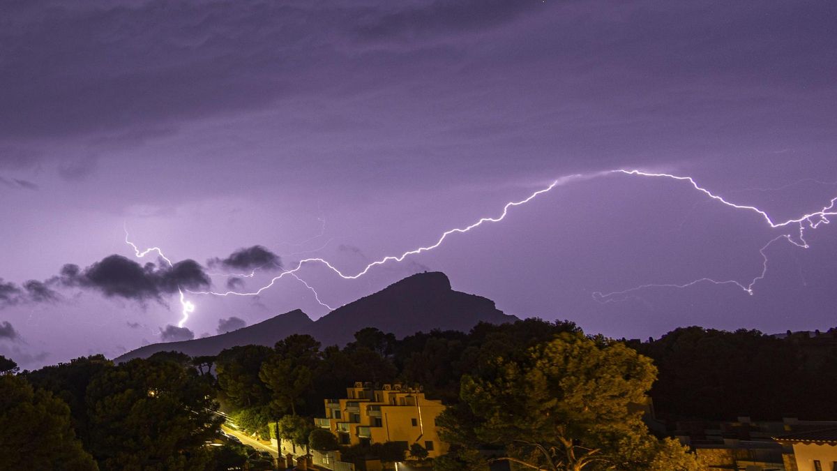 Tormentas en el sureste el sábado y viento fuerte en Cádiz: el tiempo este fin de semana con temperaturas todavía de verano