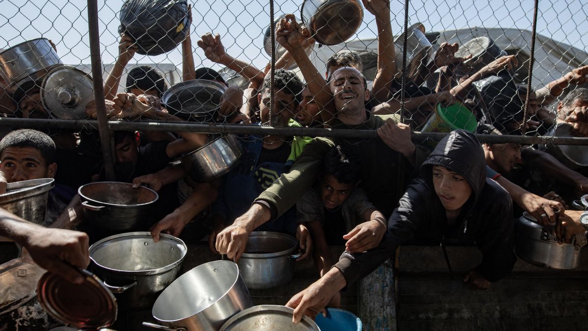 Palestinos desplazados internos se agolpan para recibir raciones de alimentos en Jan Yunis, sur de la Franja de Gaza, 30 de mayo de 2025. EFE/EPA/HAITHAM IMAD