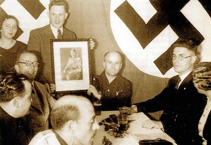 Reunión de nacionalsocialistas con miembros de la Falange en Palma a mediados
de los años teinta. A la derecha, con gafas, Johannes Dede. Sentado a su derecha, sosteniendo un retrato de Hitler, Alfonso de Zayas