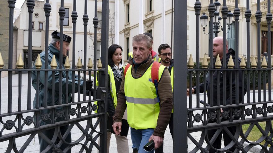 Varios agricultores riojanos salen de la reunión mantenida con el presidente del Gobierno de La Rioja.