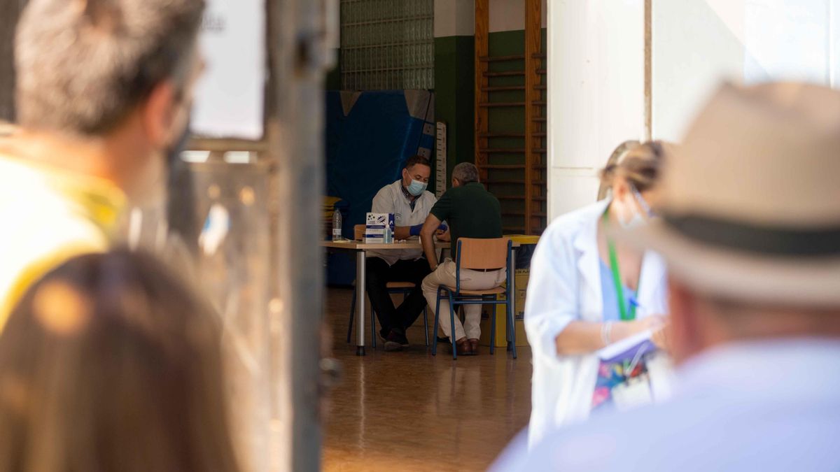Pruebas de PCR a los maestros en el instituto Murillo de Sevilla, en una imagen de archivo.
