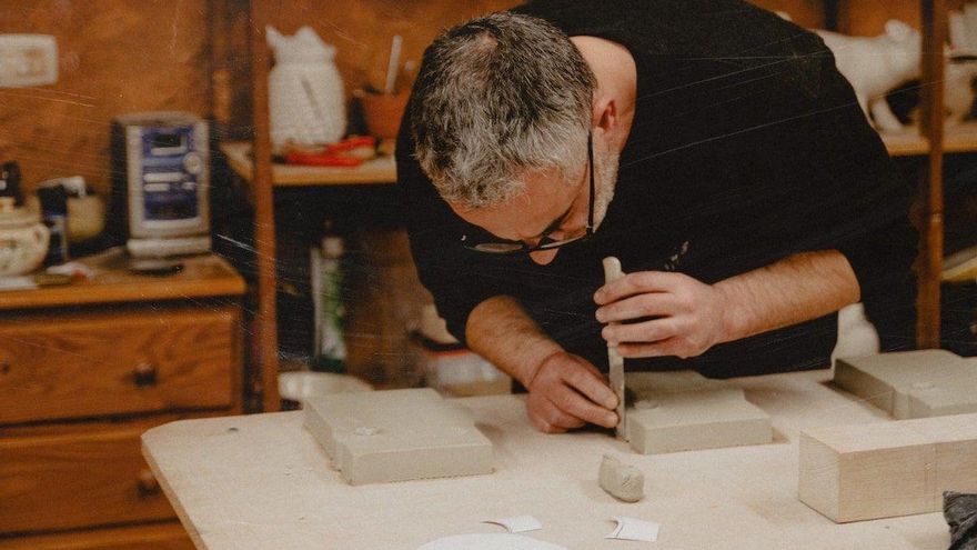 Lorenzo Pérez Vinagre trabaja en el taller de Terracota, situado en Mérida.