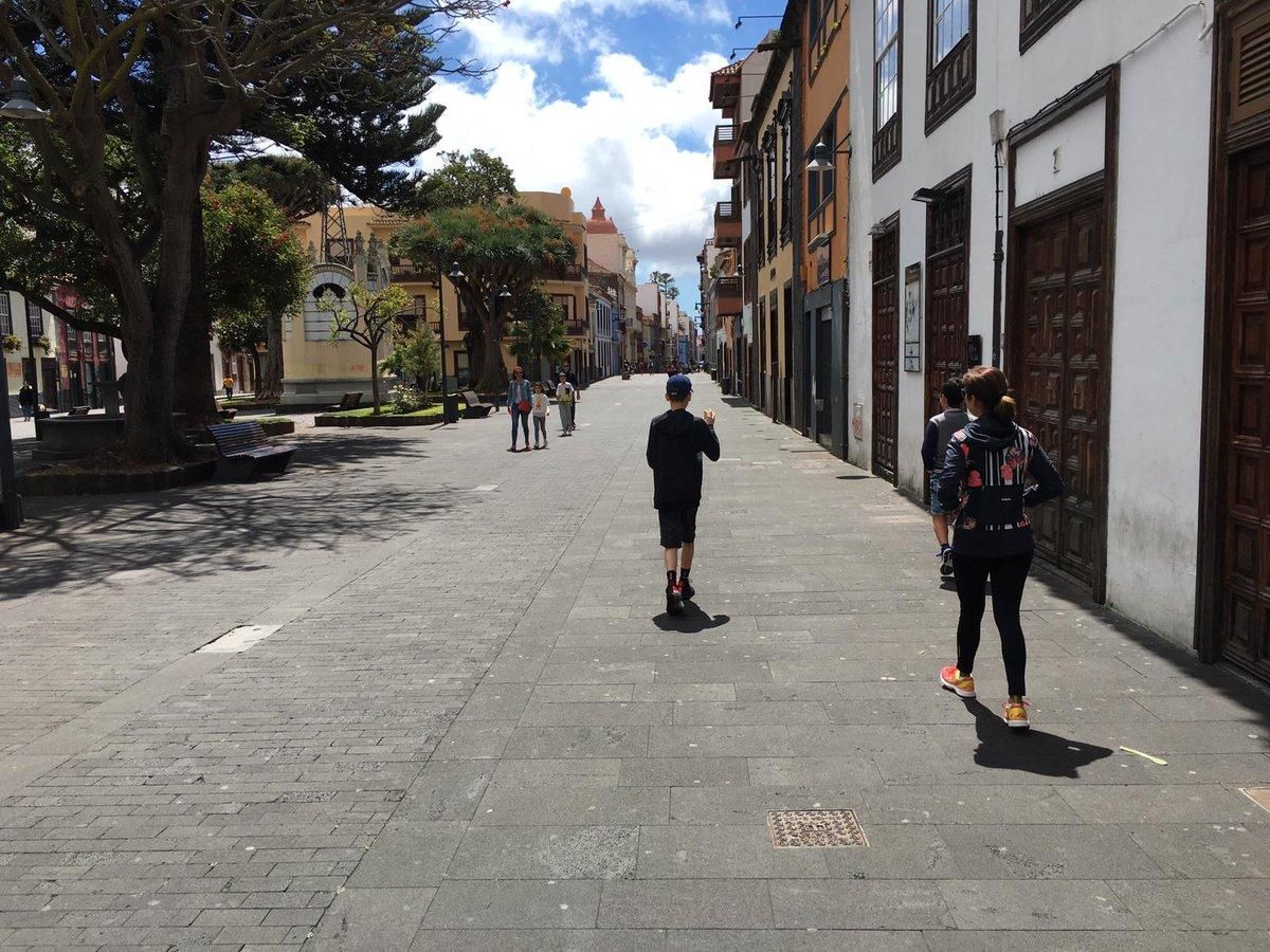 Niños en el centro de La Laguna, en el primer día en que pueden salir a la calle durante el estado de alarma