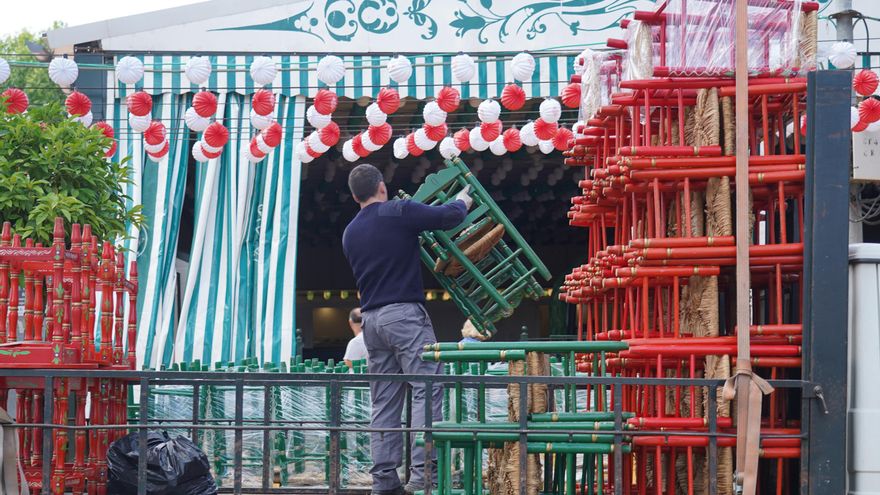 Trajín de preparativos en las calles del Real de la Feria.