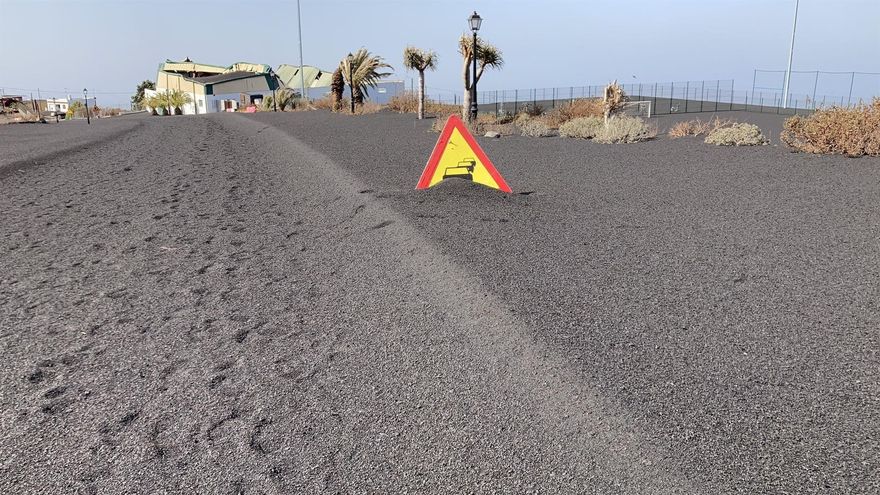 Una señal de tráfico, sepultada por la ceniza en La Palma
