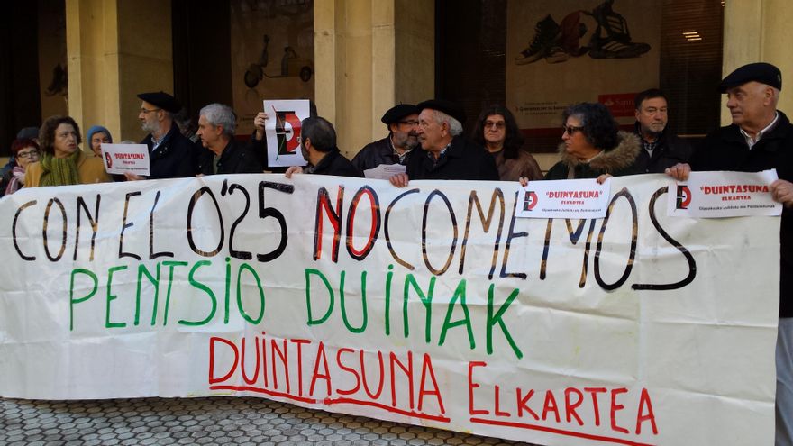 Pensionistas y jubilados se concentran en San Sebastián para reclamar unas pensiones dignas