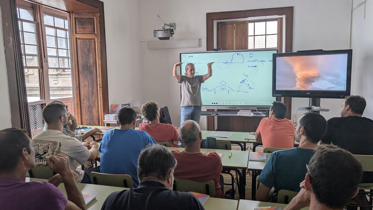 Curso Avanzado de Meteorología: Física, Sondeo y Previsión  de la UNED impartido por el experto instructor de vuelo libre y meteorología aplicada Roger P. Frey.