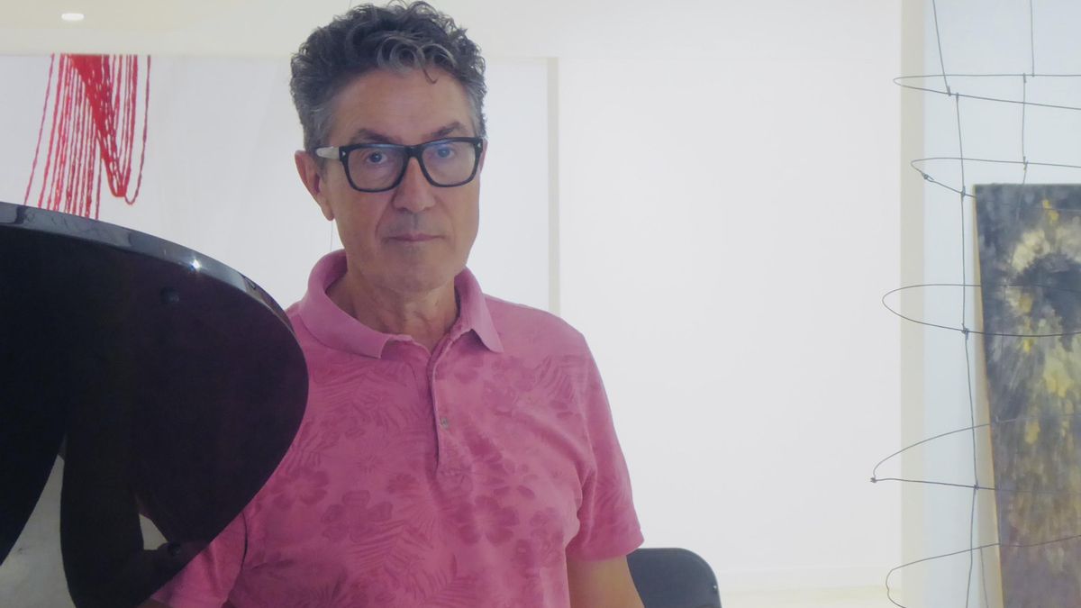 Pepe Valladares, fotografiado estos días en la sala de exposiciones del Círculo de Bellas Artes de Tenerife.