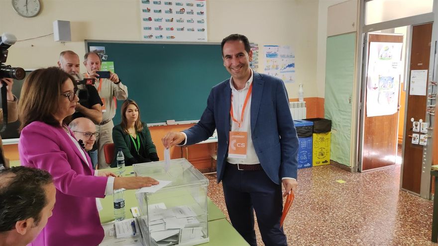 El alcalde y candidato a la Alcaldía de Palencia por Ciudadanos, Mario Simón, deposita su voto este domingo electoral. 28M