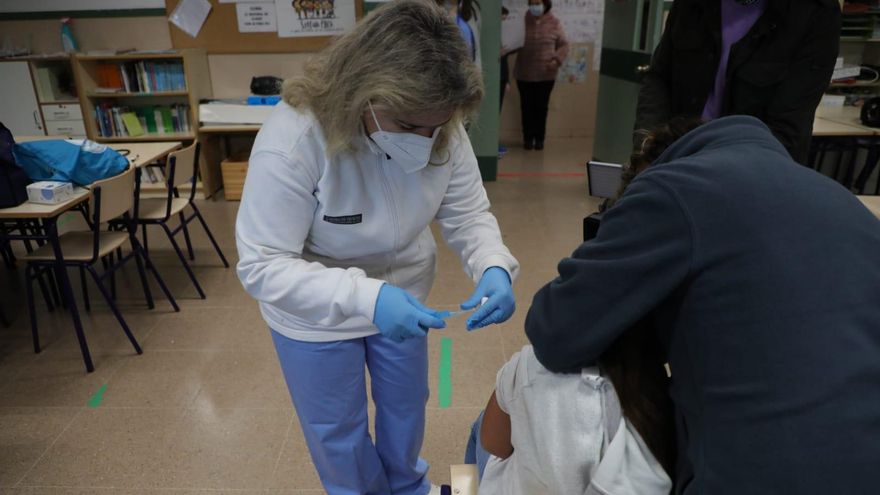 El proceso de vacunación contra la COVID-19 en el CEIP Antonio Machado de València.