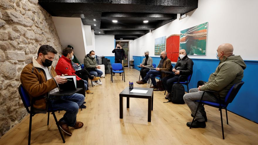 El diputado del BNG en el Congreso, Néstor Rego (2d), y otros miembros de la formación nacionalista, durante la reunión que han mantenodo este lunes con el comité de empresa de Alu Ibérica A Coruña. EFE/Cabalar