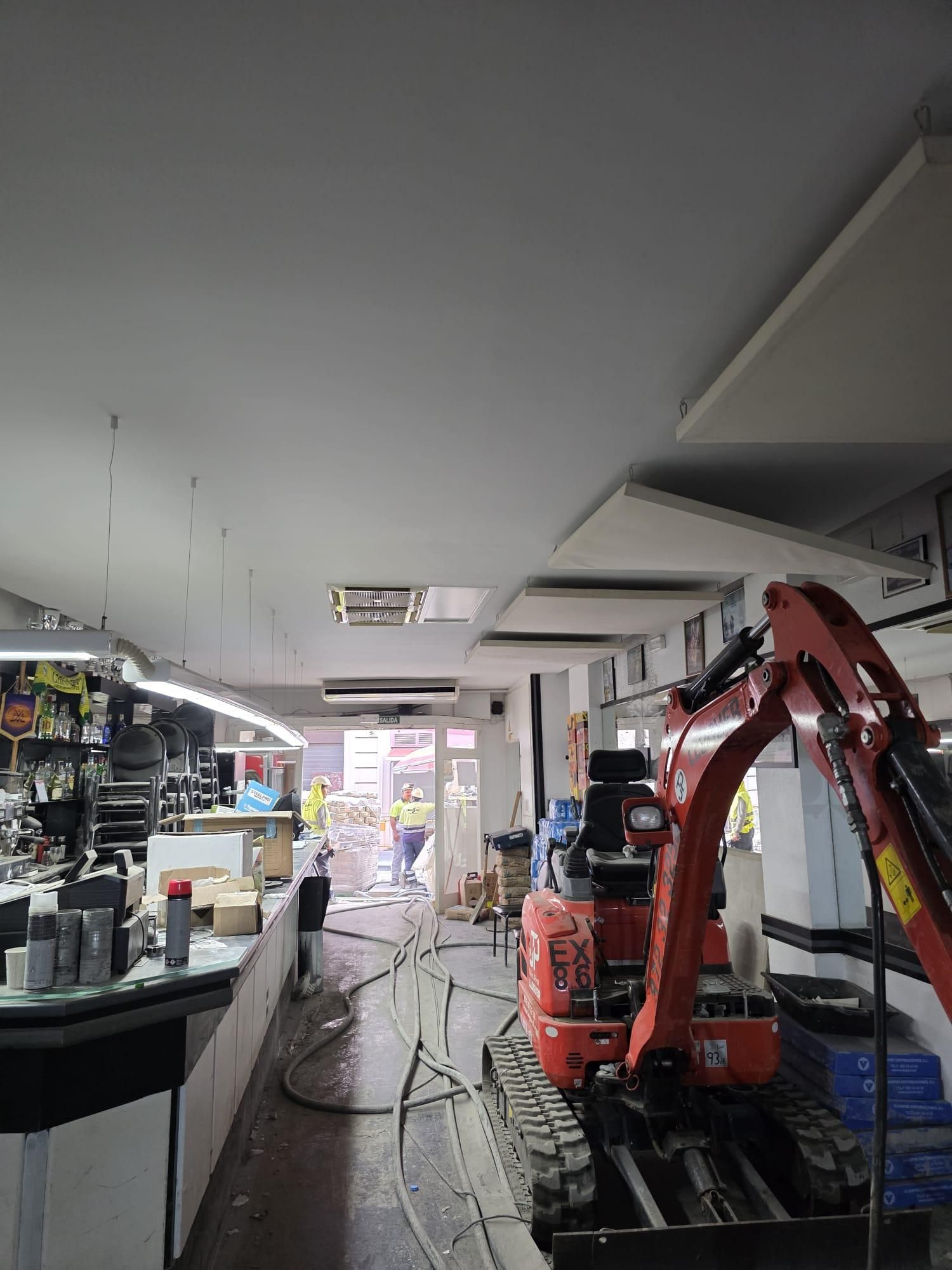 Interior del restaurante en el que se produjo el socavón, donde las máquinas llevan semanas inyectando cemento al agujero.
