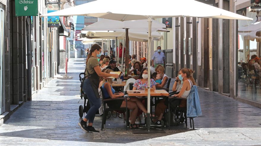 El Gobierno plantea cerrar a las 22.00 horas bares y tiendas en las zonas más afectadas por el coronavirus