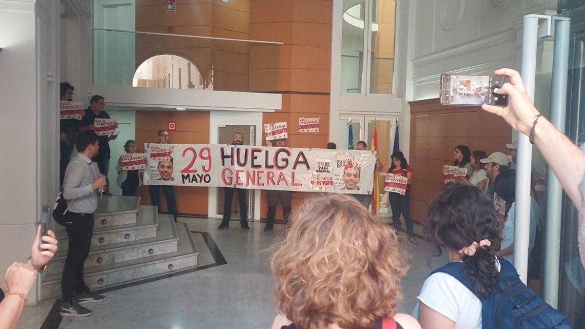 Ocupada la sede de la patronal valenciana por varios sindicatos para llamar a la huelga general del 29 de mayo