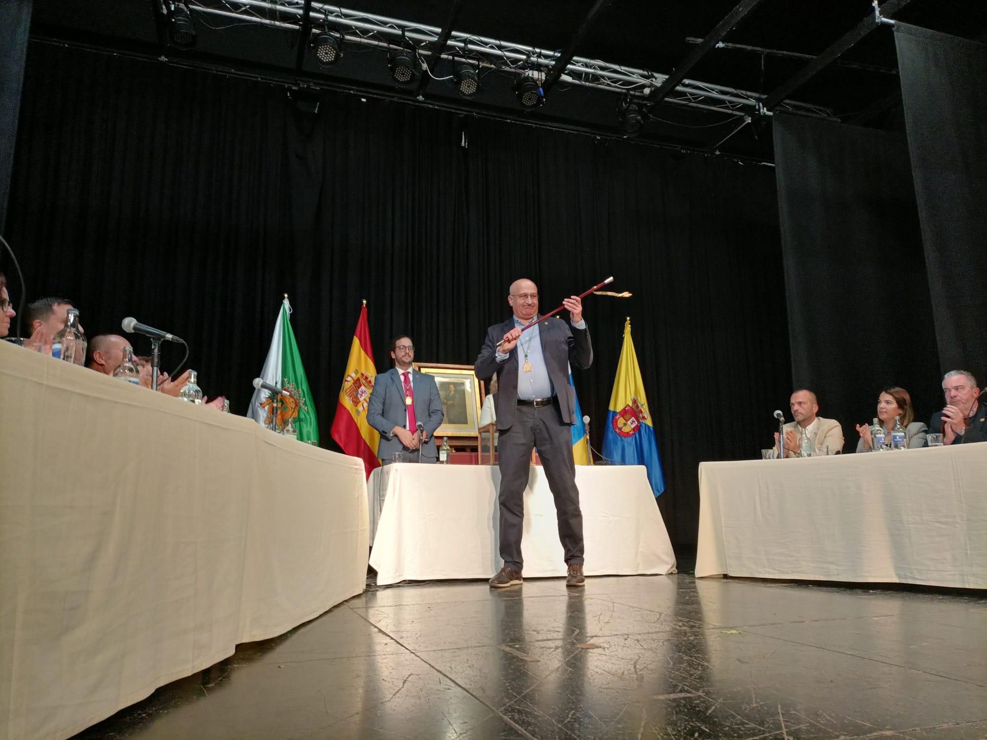 José Armengol (Ando Sataute) recibió el bastón de mando que representa su toma de posesión del cargo, con la aclamación y aplausos del público.