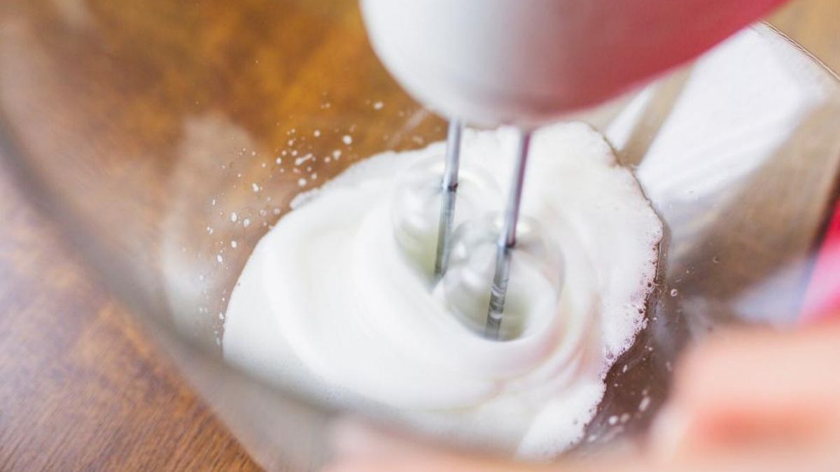 Separa los yemas de las claras para montarlas al punto de nieve