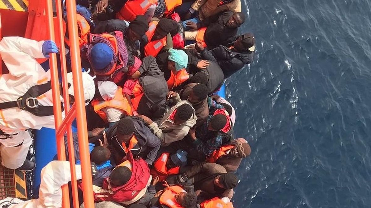 Rescatadas 61 personas de una patera de madera en aguas del Estrecho