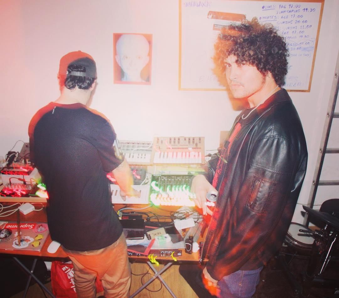 Space Surimi en su estudio de grabación