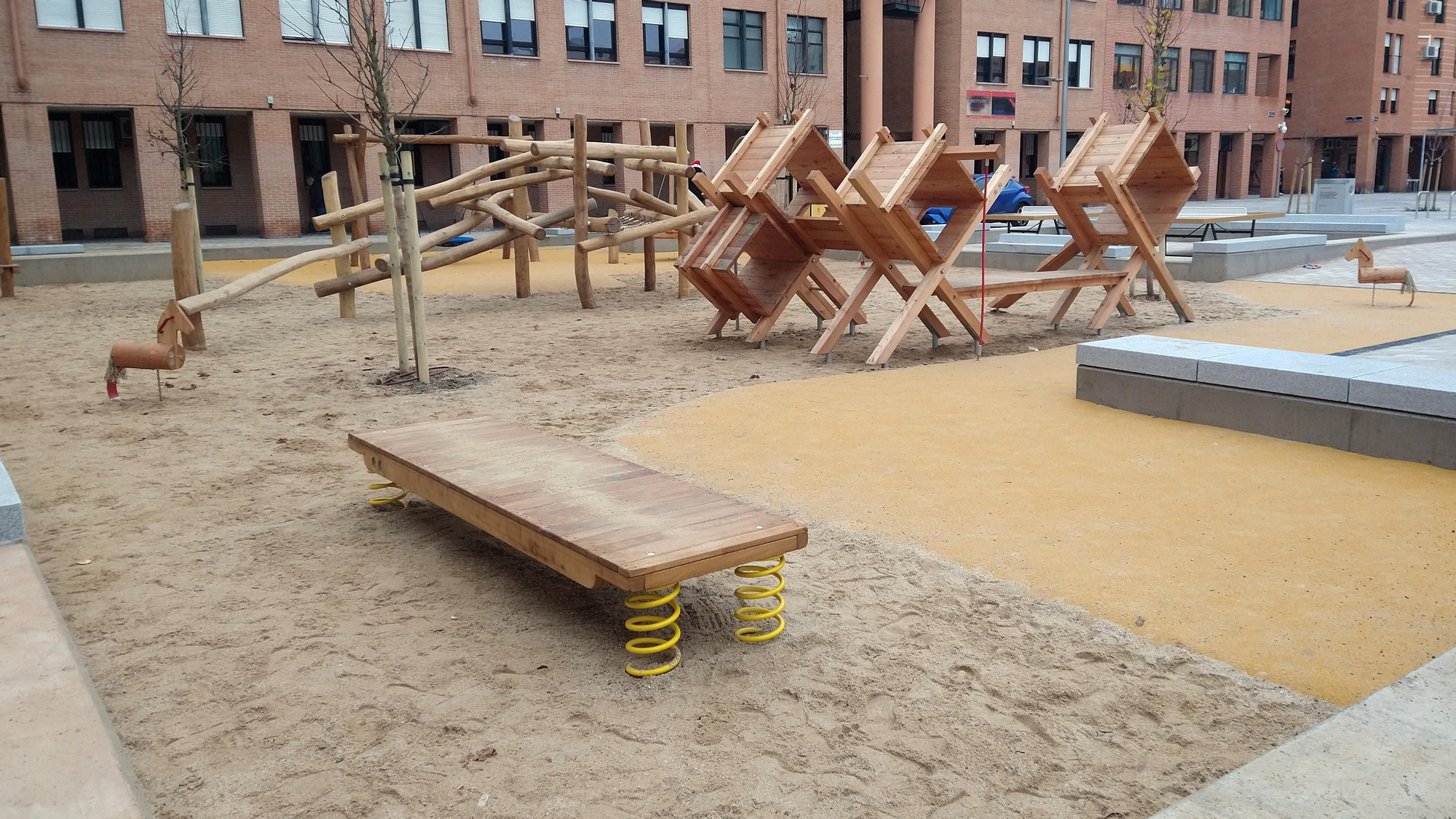 Vista de la plaza de la Remonta reformada