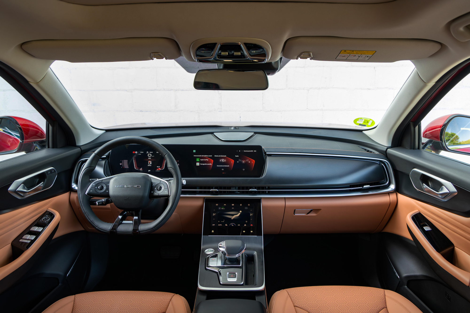 Interior del X75 en color negro y marrón.