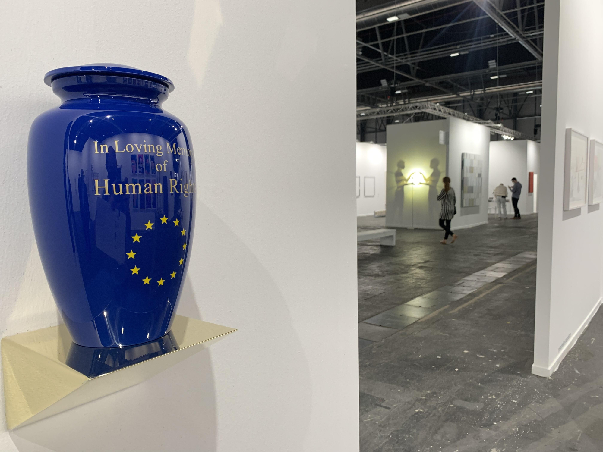 Una urna funeraria con el logo de la UE "en recuerdo de los derechos humanos". Una obra de Eugenio Merino.
