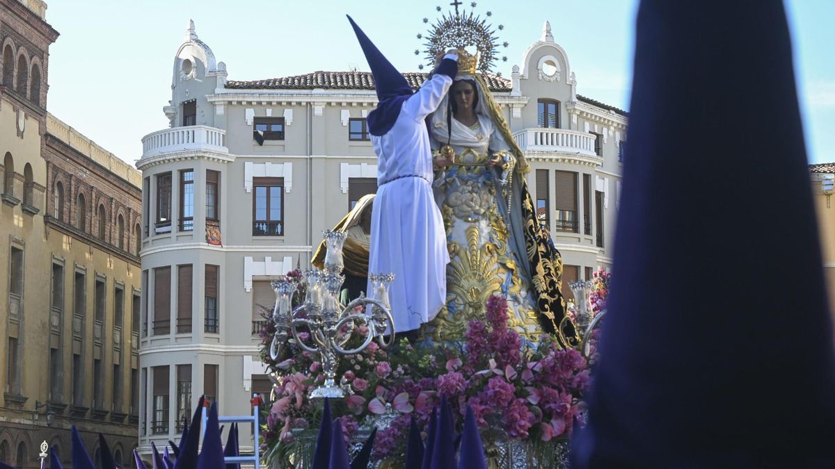 Miles de personas llenan la Plaza de la Catedral de León en ‘El Encuentro’ que pone el broche a la Semana Santa