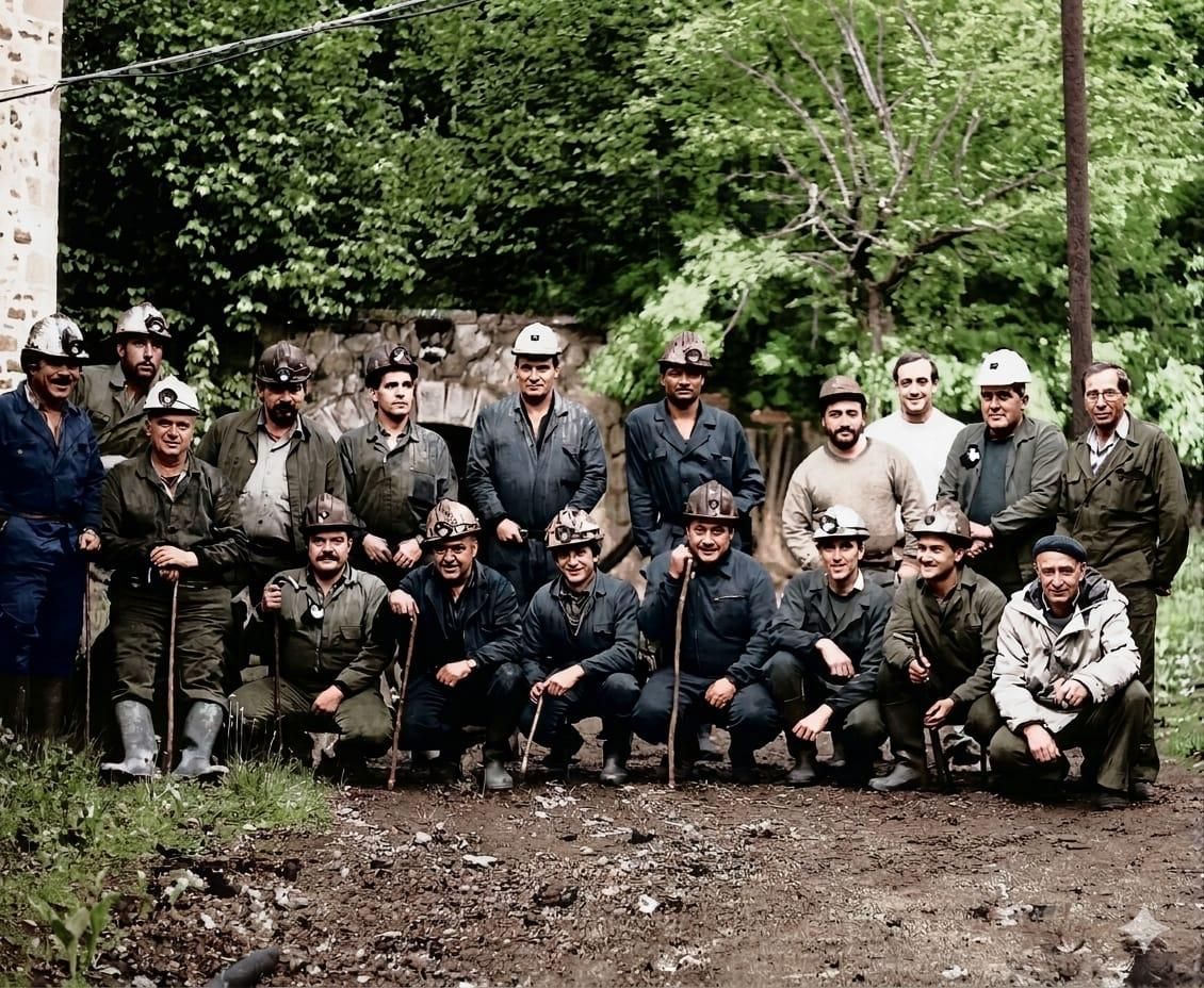 Mineros del Grupo Peñas de la MSP en 1992. (Coloreada con IA)