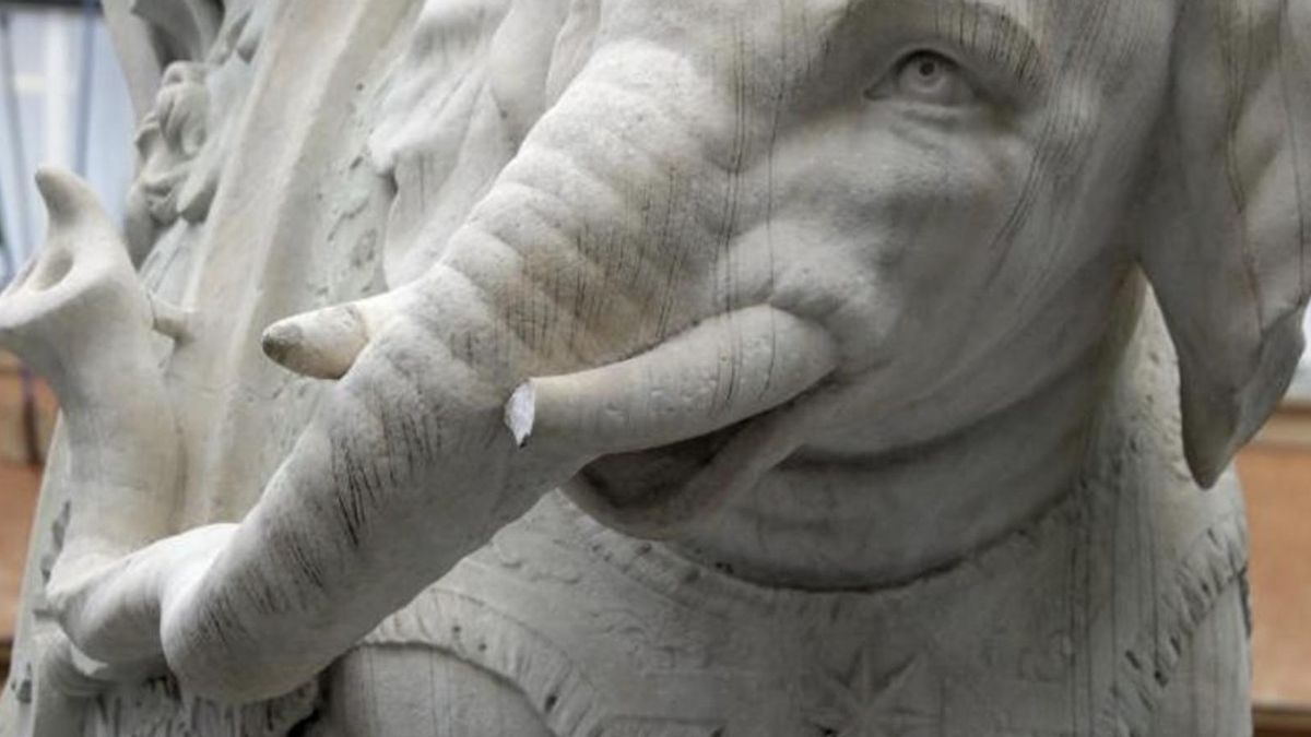 Los especialistas revisan el estado del mármol mientras los investigadores analizan las imágenes de seguridad