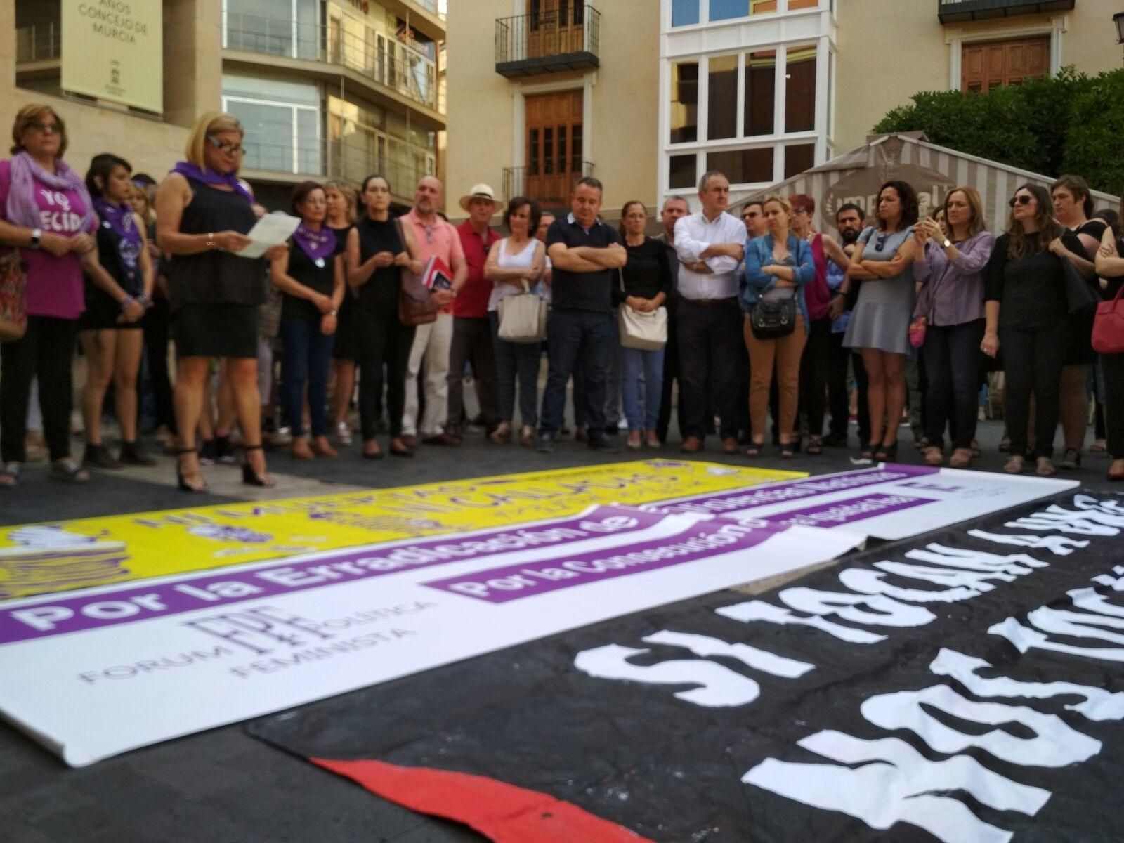 Convocatoria contra la violencia machista en la plaza Belluga/ TERESA FUENTES