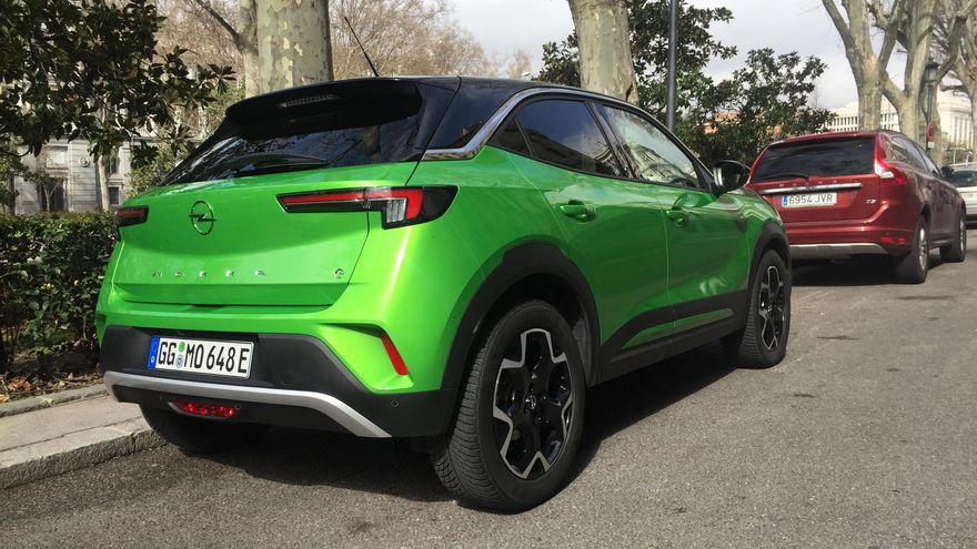 Tres cuartos trasero del Opel Mokka-e.