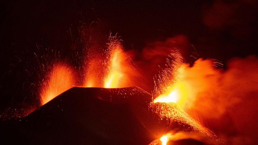 Se derrumba parte del cono principal del volcán de La Palma y el secundario sufre varios desbordes de lava