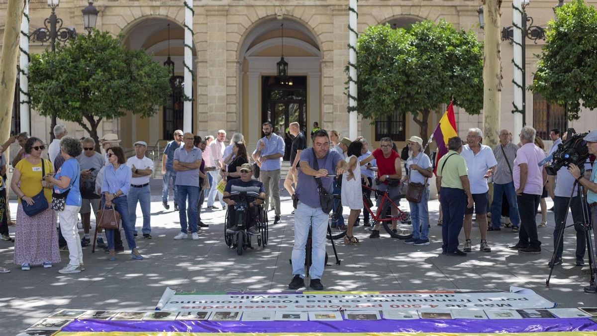 Acto memorialista a las puertas del Ayuntamiento de Sevilla.