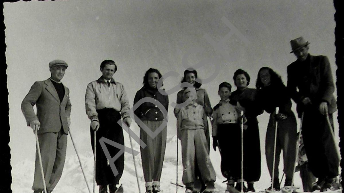Leman y Asllan Ypi en un grupo de esquiadores en Cortina d'Ampezzo, en 1941, en una imagen de los archivos de los servicios secretos de Albania.