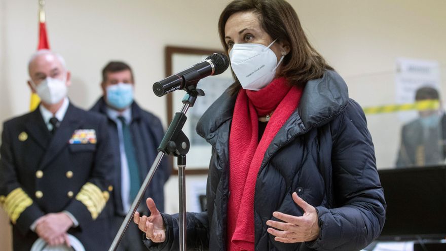 La ministra de Defensa, Margarita Robles, interviene durante su visita a la Unidad de Verificación Epidemiológica, en la que se inscribe la Misión Baluarte, compuesta por militares que realizan labores de rastreo de contactos covid-19, este martes en el Cuartel General de la Armada EFE/Rodrigo Jiménez