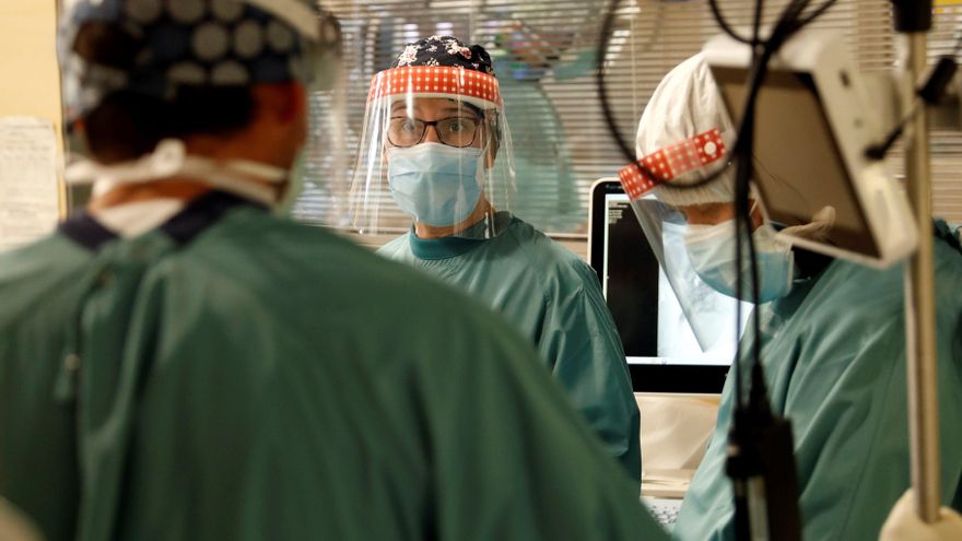 Varios profesionales sanitarios trabajan en la UCI del Hospital Vall d'Hebron de Barcelona. EFE/Alberto Estévez/Archivo