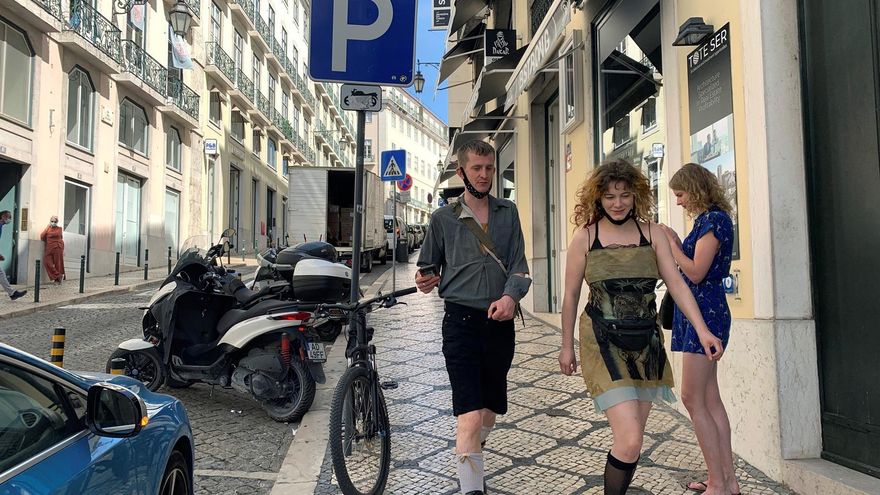 Una pareja de turistas camina sin mascarilla por la zona de la baixa de Lisboa