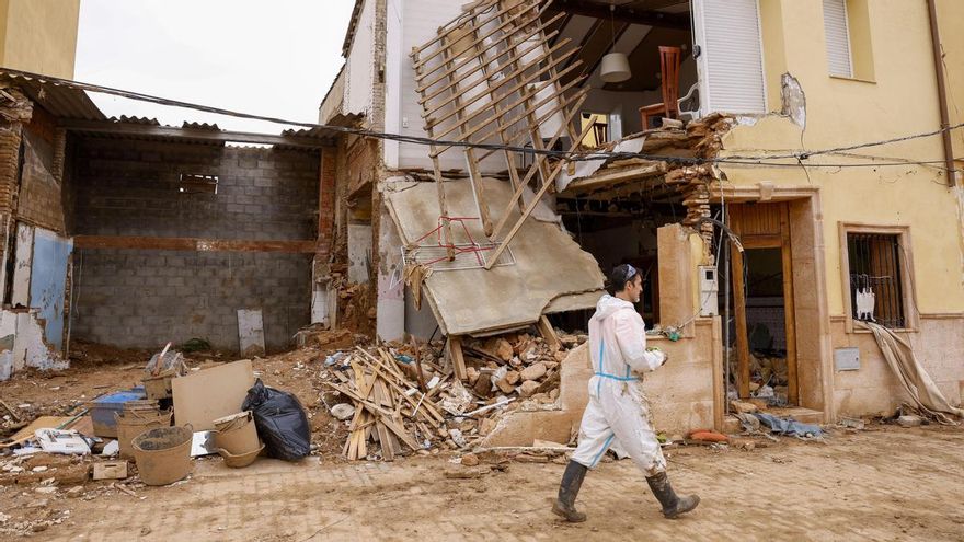 Destrozos en una de las casas afectadas por la trágica riada del pasado 29 de octubre, en Picanya (Valencia), este sábado.