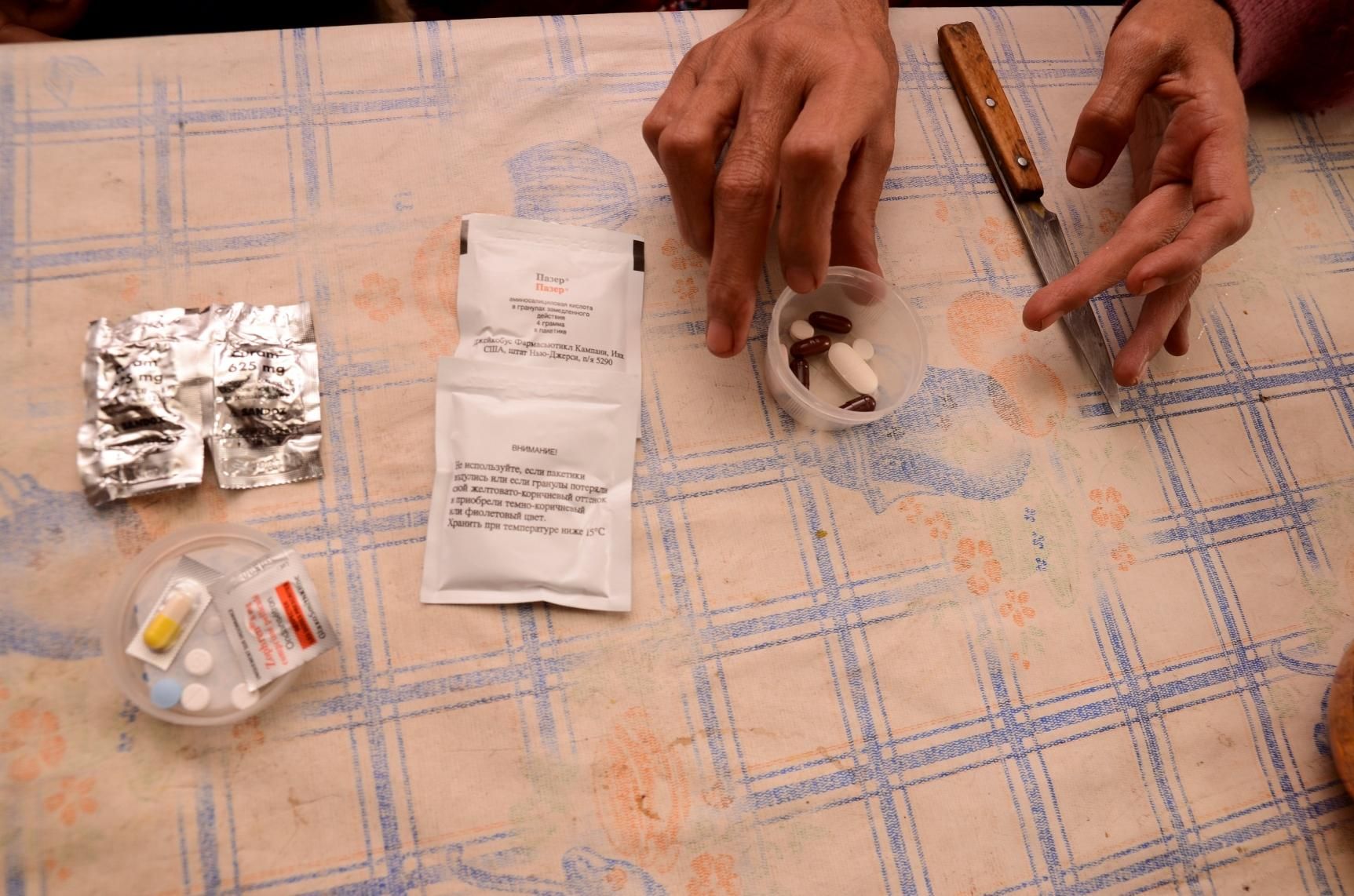 La dosis diaria de antibióticos y fármacos antituberculosos tiene graves efectos secundarios para los pacientes con tuberculosis multirresistente. Sólo las pastillas de la izquierda son para hacer frente a los efectos como el dolor de estómago y los mareos. Uzbekistán.