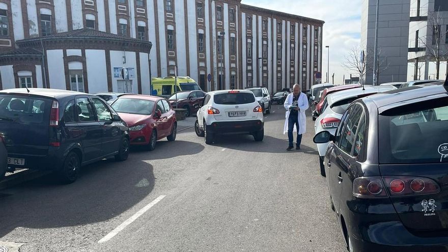 Caos circulatorio y de aparcamiento en hora punta de trabajo en el Hospital de León.